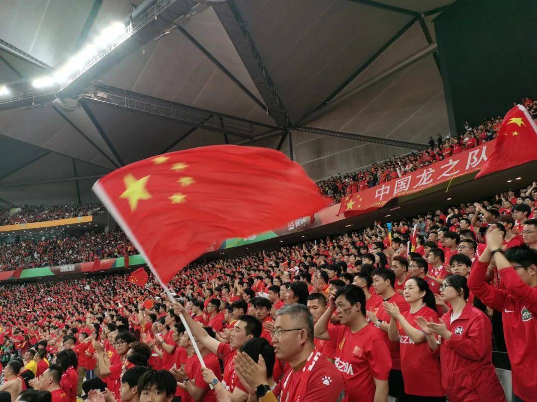 乐动体育观望赛场-包含恒大客场惨败，球迷高呼团结前行的词条